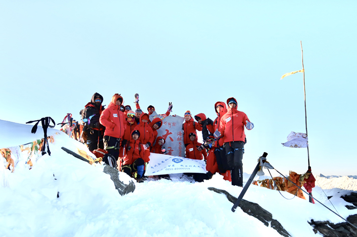 2021.4.16贵州大学的小伙伴们成功登上四姑娘山
